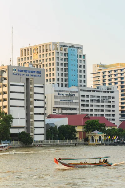 Widok szpitala Siriraj z Tha Maharaj piers — Zdjęcie stockowe