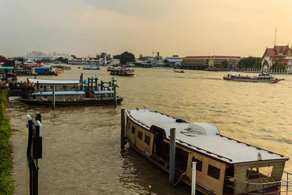 Bangkok Thailand Oktober 2016 Menschenmenge Thailändischer Passagierboote Pier Von Maharaj — Stockfoto