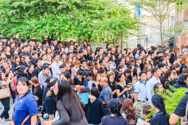 Bangkok Tayland - 14 Ekim 2016: Kalabalık Tay insanlar yolcu tekneleri Maharaj iskelede 13 Ekim 2016, Grand Palace adlı vefat eden kral, gövdesi aktarma Kraliyet alayı izlemek için