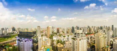 Büyük şehrin iş bölgesinin içinde gökdelenler dolu manzarası