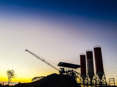 Siluet ışığında Çimento beton karıştırma üretim fabrikası