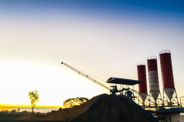 Siluet ışığında Çimento beton karıştırma üretim fabrikası