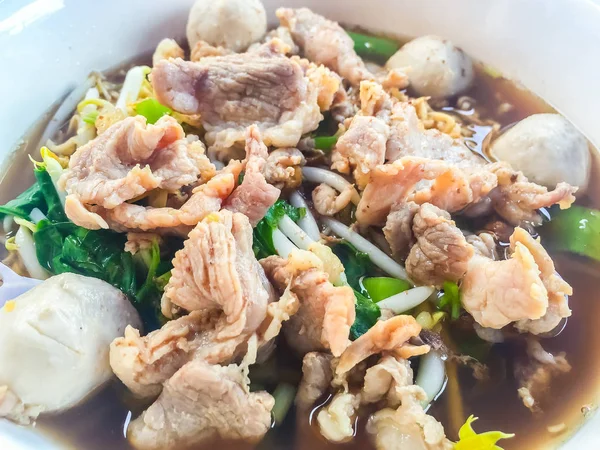 Popular street food in Thailand (Kuai Tiao Moo Namtok), noodle — Stock Photo, Image