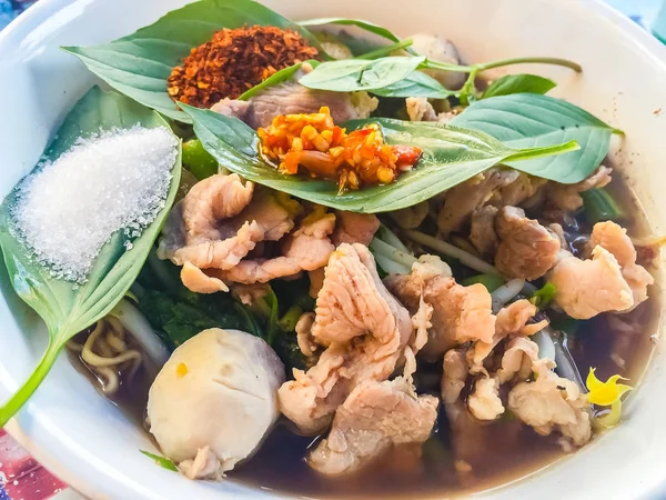 Populär snabbmat i Thailand (Kuai Tiao Moo Namtok), nudel — Stockfoto