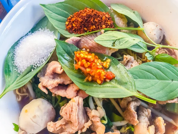 Comida callejera popular en Tailandia, Fideos de cerdo picante —  Fotos de Stock