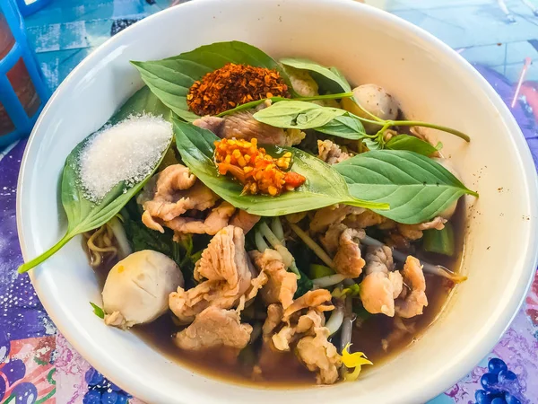태국, 매운 돼지고기 국수 인기 거리 음식 — 스톡 사진
