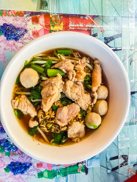 Comida callejera popular en Tailandia, Fideos de cerdo picante —  Fotos de Stock