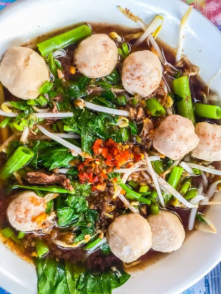 Populär snabbmat i Thailand, kryddig fläsk nudel — Stockfoto