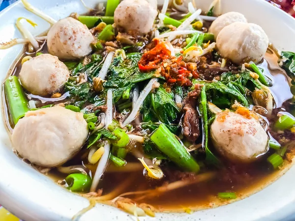 Серед популярних безпритульних продовольства в Таїланді, пряні свинини локшини — стокове фото
