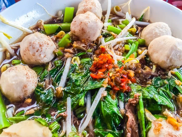 Comida callejera popular en Tailandia, Fideos de cerdo picante —  Fotos de Stock