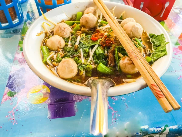 Comida callejera popular en Tailandia, Fideos de cerdo picante —  Fotos de Stock