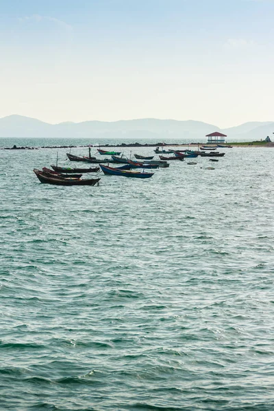 Hermoso mar, arena y barcos de pesca con montaña y cielo azul — Foto de Stock