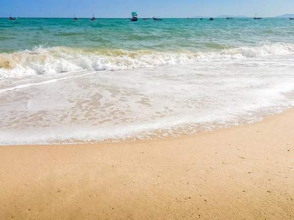 Bolle bianche create sulla spiaggia dalle onde dell'oceano in riva al mare — Foto Stock