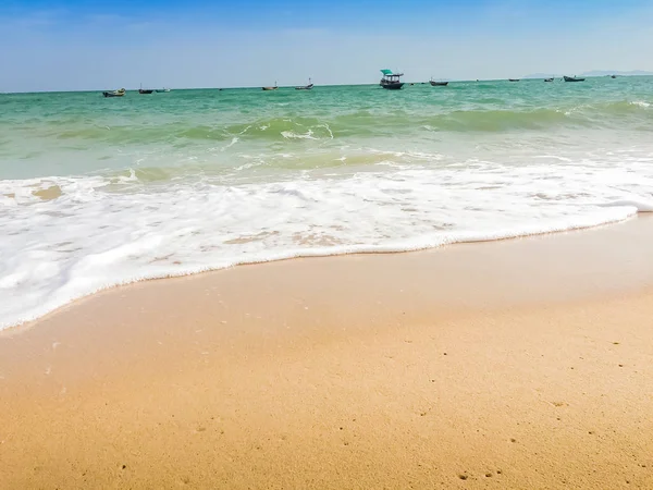 海边的海浪在海滩上形成的白色气泡 — 图库照片