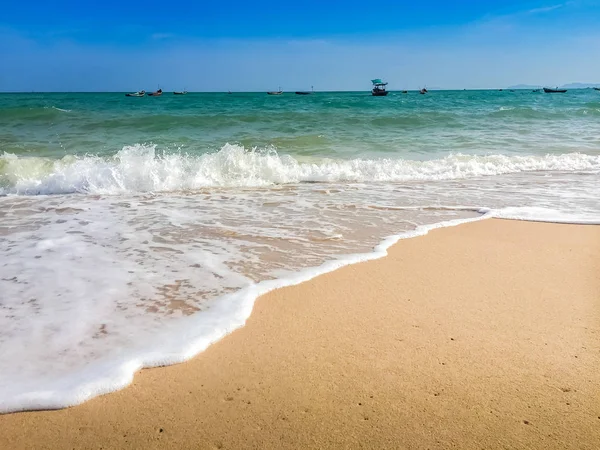Bolle bianche create sulla spiaggia dalle onde dell'oceano in riva al mare — Foto Stock
