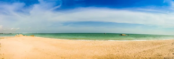 Panorama van het hotel op het strand met wit zand en blauwe hemel — Stockfoto