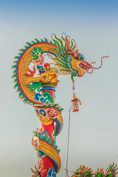 Patung Naga yang indah di Paviliun Cina Atap — Stok Foto