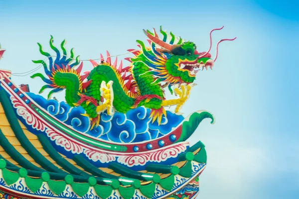 Schöne Drachenskulptur auf dem Dach des chinesischen Pavillons — Stockfoto