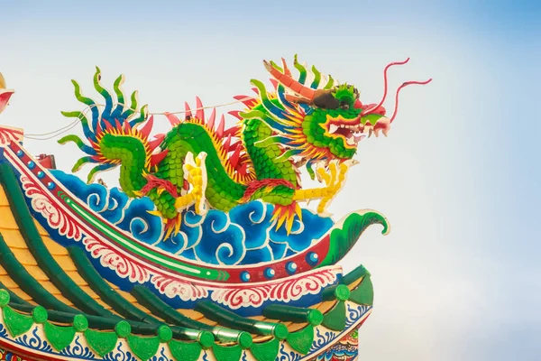 Schöne Drachenskulptur auf dem Dach des chinesischen Pavillons — Stockfoto