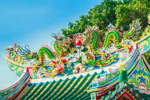 Beautiful Dragons Sculpture on the Chinese Pavilion Roof — Stock Photo, Image