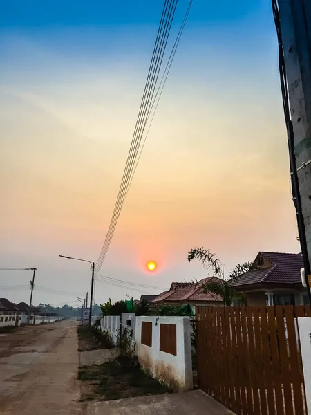 Salida del sol en la mañana en la nueva construcción de la finca de vivienda —  Fotos de Stock