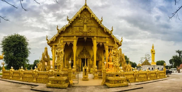 Schöner und erstaunlicher goldener buddhistischer Tempel im wat paknam jolo — Stockfoto