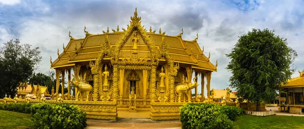 Hermoso y asombroso templo budista de oro en Wat Paknam Jolo — Foto de Stock