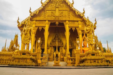Güzel ve şaşırtıcı altın Budist tapınağı'nda Wat Paknam Jolo