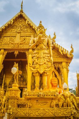 Güzel ve şaşırtıcı altın Budist tapınağı'nda Wat Paknam Jolo