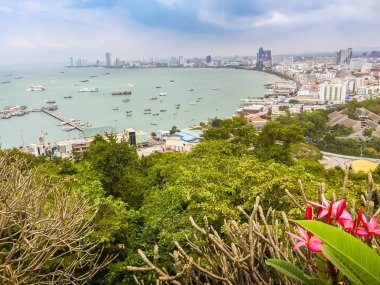 Mavi gökyüzü ile Pratamnak Tepesi 'nde Pattaya Körfezi manzarası güzel