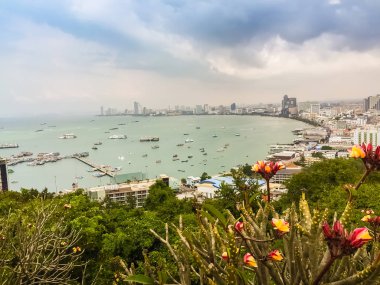 Mavi gökyüzü ile Pratamnak Tepesi 'nde Pattaya Körfezi manzarası güzel 
