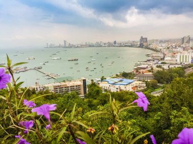 Mavi gökyüzü ile Pratamnak Tepesi 'nde Pattaya Körfezi manzarası güzel 