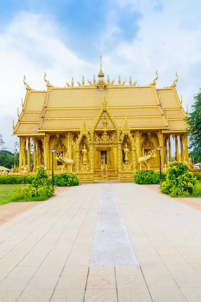 Belo e surpreendente templo budista dourado em Wat Paknam Jolo — Fotografia de Stock