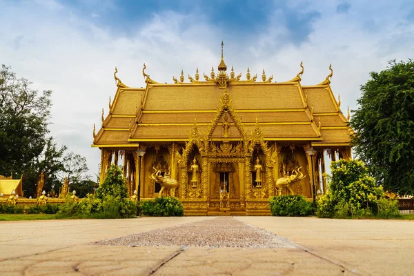 Όμορφο και εκπληκτικό χρυσή βουδιστικό ναό στο Wat Paknam Jolo — Φωτογραφία Αρχείου