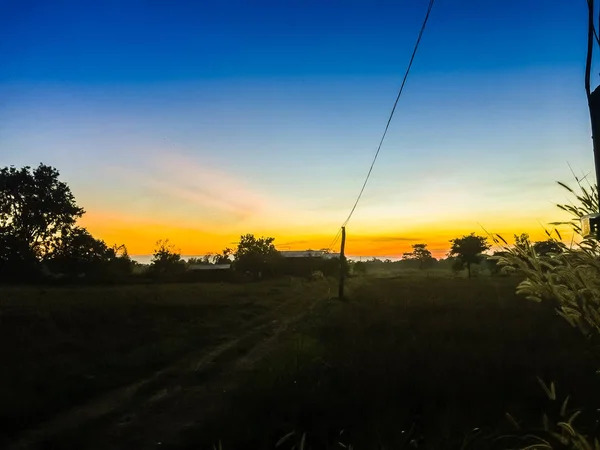 El área rural por la mañana con el fondo del amanecer —  Fotos de Stock