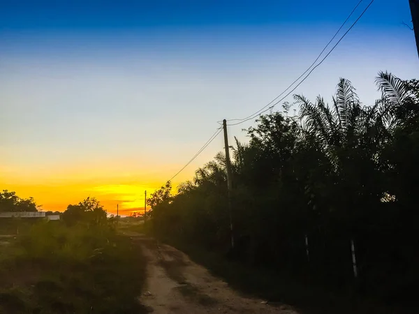 A área rural na parte da manhã com o fundo do nascer do sol — Fotografia de Stock