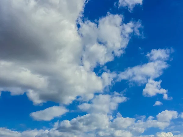 Açık mavi gökyüzü ile Sabah bulutlu bir arka plan olarak — Stok fotoğraf