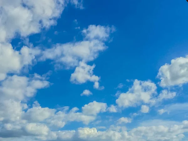 Ясное голубое небо утром с облачным фоном — стоковое фото
