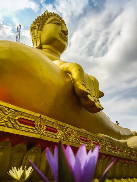 Schöne große Buddha-Statue mit blauem bewölkten Himmel — Stockfoto