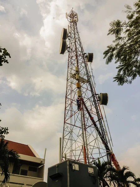 Técnicos tailandeses trabajando en una torre de telecomunicaciones en Pattaya —  Fotos de Stock