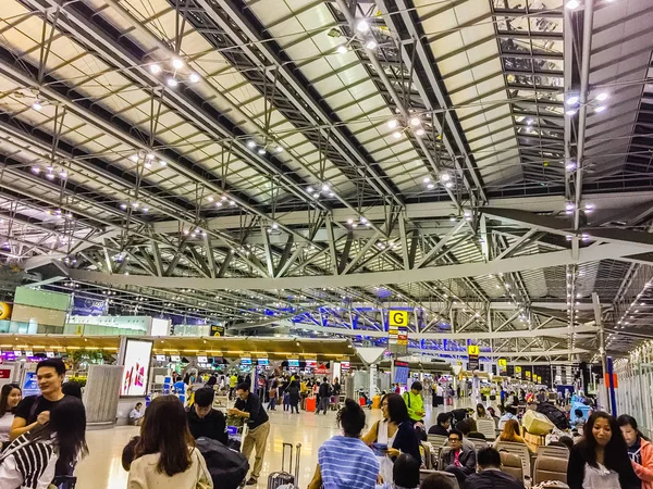 Pasażerowie przybywają na lotnisko Suvarnabhumi do odprawy — Zdjęcie stockowe