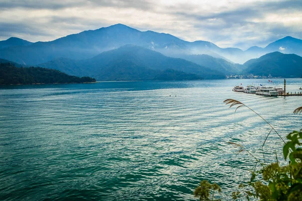 Bela paisagem de Sun Moon Lake pela manhã com azul mo — Fotografia de Stock