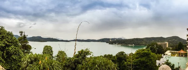 太阳月亮湖的美丽的风景在早晨以蓝色山背景在太阳月亮湖在尉迟乡 — 图库照片