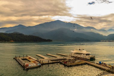 Güzel manzara göl güneş ay sabah Nantou, Tayvan, mavi arka plan ile