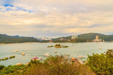 Güneş ay Gölü'nün güzel doğal göl görünümünden girişinde Xuanzang Tapınağı: Nantou County, Tayvan