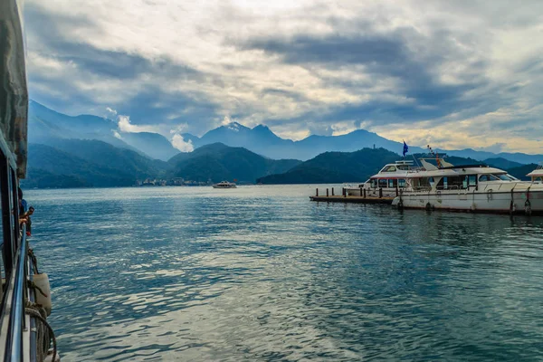 Schöne Landschaft Des Sonnenmondsees Morgen Mit Blauem Berghintergrund Sonnenmondsee Yuchi — Stockfoto