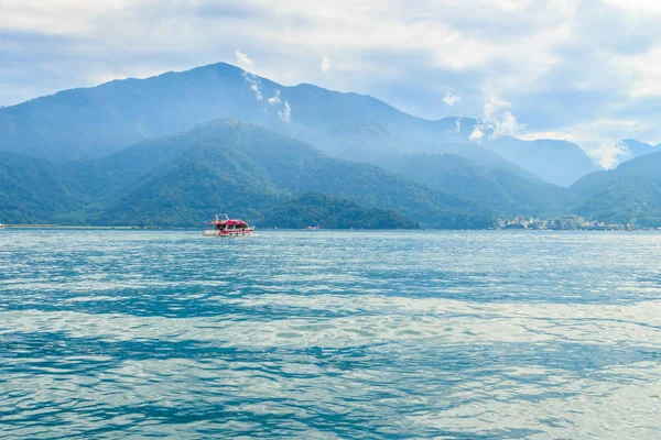 Schöne Landschaft Des Sonnenmondsees Morgen Mit Blauem Berghintergrund Sonnenmondsee Yuchi — Stockfoto