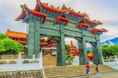 Nantou, Tayvan - 21 Kasım 2015: Turist güzel güneş ay Gölü Wen Wu tapınağın güneş ay Gölü Yuchi İlçesi, Nantou, Tayvan yakın ziyaret etti.