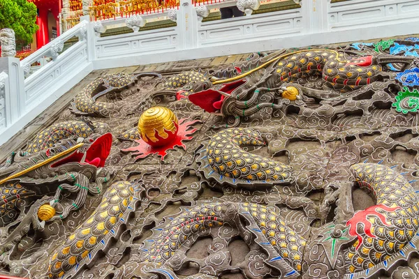 Coloridas Esculturas Dragones Chinos Pueden Encontrar Templo Wenwu Cerca Sun —  Fotos de Stock