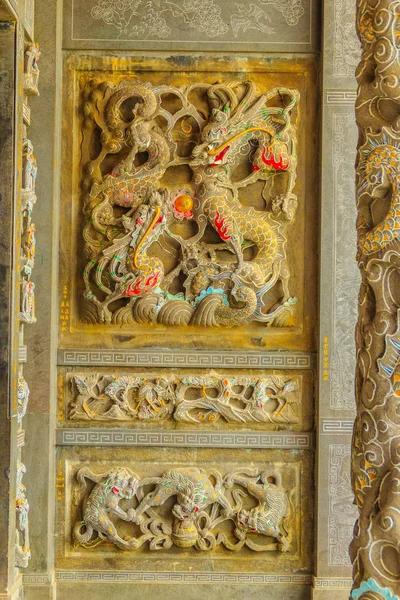 台湾の埔里郡の龍と馬ウエンウー寺院での壁の彫刻を含む金の神々 の彫像と詳細な中国のデザイン — ストック写真